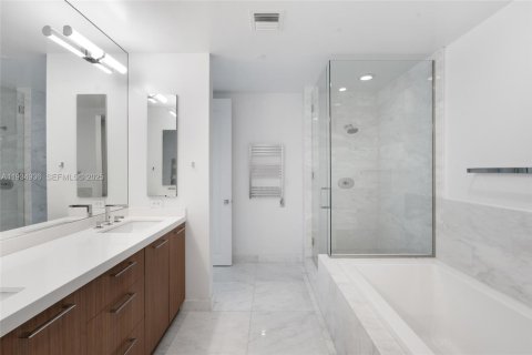 Condo in Miami, Florida, 2 bedrooms  № 1993114 - photo 14