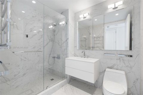 Condo in Miami, Florida, 2 bedrooms  № 1993114 - photo 22