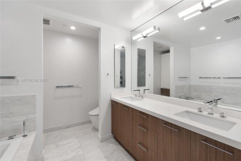 Condo in Miami, Florida, 2 bedrooms  № 1993114 - photo 16