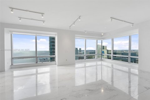 Condo in Miami, Florida, 2 bedrooms  № 1993114 - photo 1