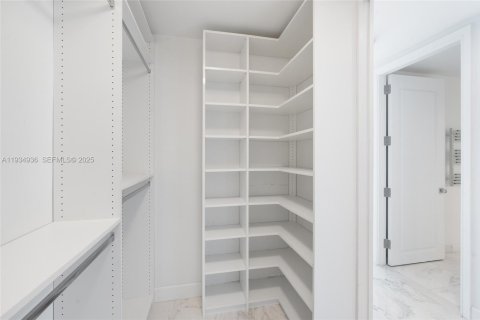 Condo in Miami, Florida, 2 bedrooms  № 1993114 - photo 17