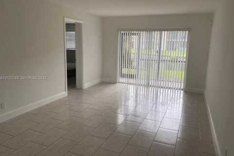 Copropriété à louer à Tamarac, Floride: 2 chambres, 88.16 m2 № 2407528 - photo 8