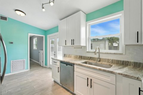 House in Edgewater, Florida 3 bedrooms, 111.48 sq.m. № 1853993 - photo 21