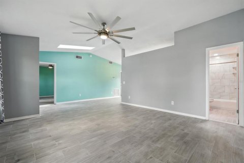 House in Edgewater, Florida 3 bedrooms, 111.48 sq.m. № 1853993 - photo 15