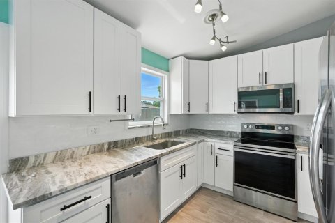 House in Edgewater, Florida 3 bedrooms, 111.48 sq.m. № 1853993 - photo 17