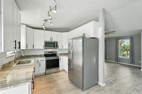 House in Edgewater, Florida 3 bedrooms, 111.48 sq.m. № 1853993 - photo 16