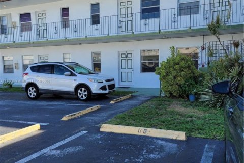 Condo in Hollywood, Florida, 1 bedroom  № 1950895 - photo 11