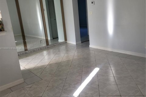 Condo in Hollywood, Florida, 1 bedroom  № 1950895 - photo 12