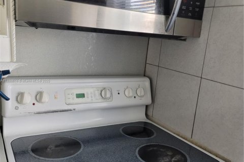 Condo in Hollywood, Florida, 1 bedroom  № 1950895 - photo 6