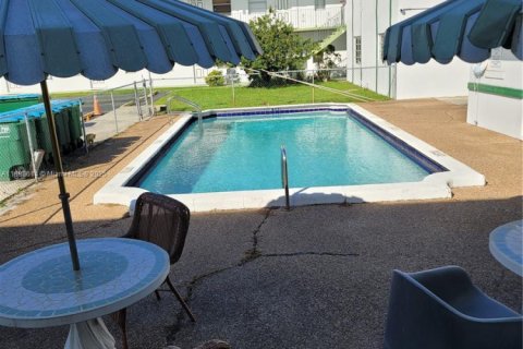 Condo in Hollywood, Florida, 1 bedroom  № 1950895 - photo 20