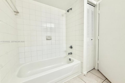 Снять в аренду кондоминиум в Уэст-Палм-Бич, Флорида 1 спальня, 62.8м2, № 2154736 - фото 14