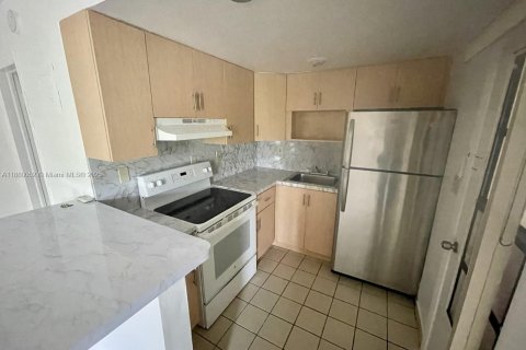Apartamento en alquiler en Coral Gables, Florida, 2 dormitorios, 74.32 m2 № 1921975 - foto 6