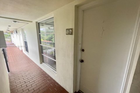 Apartment in Coral Gables, Florida 2 bedrooms, 74.32 sq.m. № 1921975 - photo 2