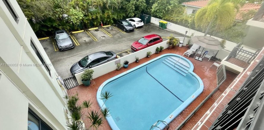 Apartment in Coral Gables, Florida 2 bedrooms, 74.32 sq.m. № 1921975
