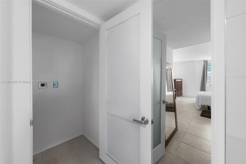 Condo in Miami Beach, Florida, 1 bedroom  № 1953578 - photo 17