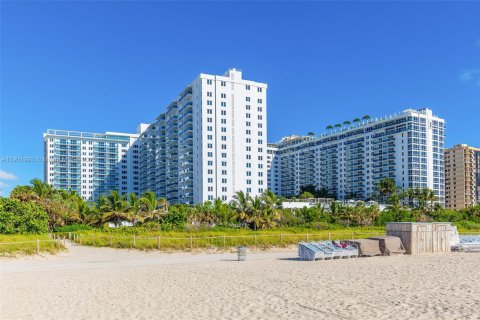 Condo in Miami Beach, Florida, 1 bedroom  № 1953578 - photo 21