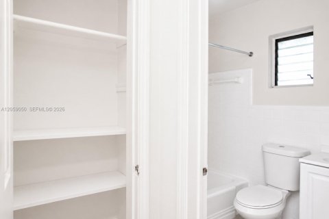 House in Hollywood, Florida 1 bedroom, 60.39 sq.m. № 2169143 - photo 13