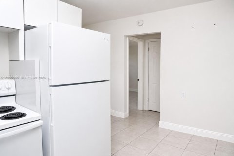 House in Hollywood, Florida 1 bedroom, 60.39 sq.m. № 2169143 - photo 5
