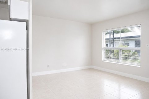 House in Hollywood, Florida 1 bedroom, 60.39 sq.m. № 2169143 - photo 8
