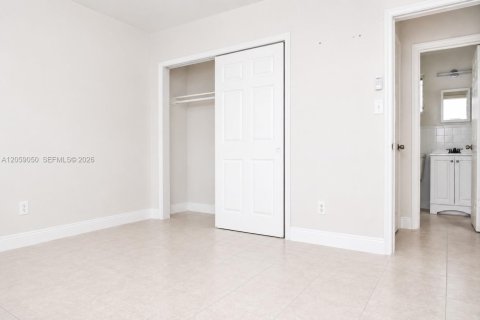 House in Hollywood, Florida 1 bedroom, 60.39 sq.m. № 2169143 - photo 11