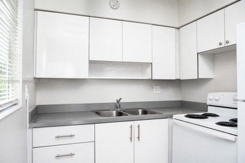 House in Hollywood, Florida 1 bedroom, 60.39 sq.m. № 2169143 - photo 3