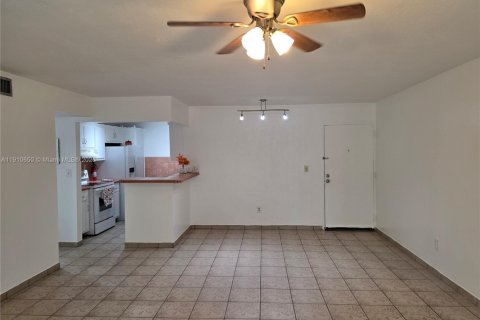 Condo in Miami, Florida, 2 bedrooms  № 1966901 - photo 13