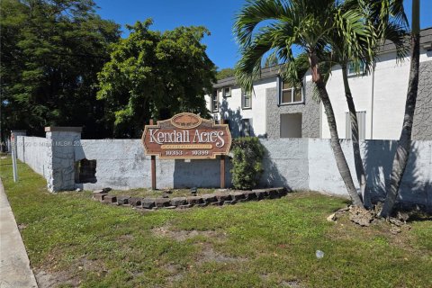 Condo in Miami, Florida, 2 bedrooms  № 1966901 - photo 1