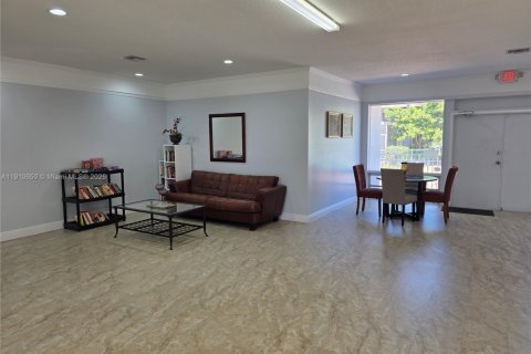 Condo in Miami, Florida, 2 bedrooms  № 1966901 - photo 9