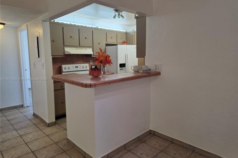 Condo in Miami, Florida, 2 bedrooms  № 1966901 - photo 15