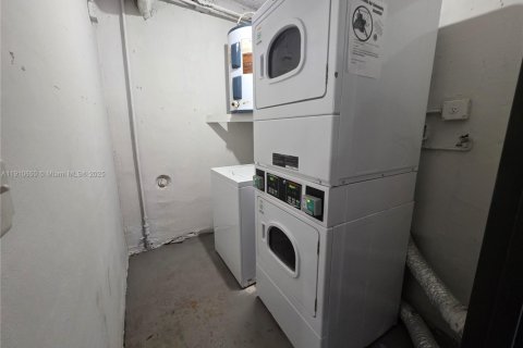 Condo in Miami, Florida, 2 bedrooms  № 1966901 - photo 4