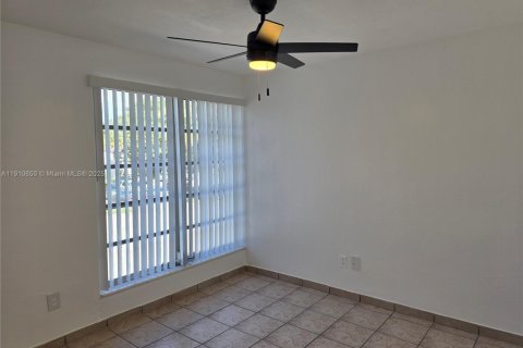 Condo in Miami, Florida, 2 bedrooms  № 1966901 - photo 28