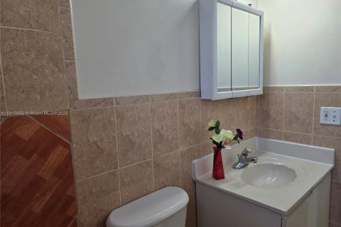 Condo in Miami, Florida, 2 bedrooms  № 1966901 - photo 25