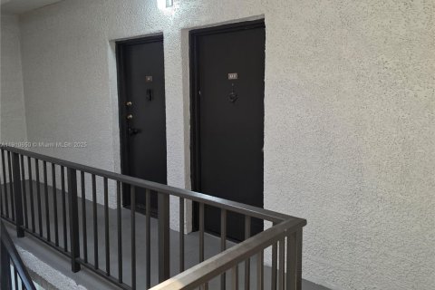 Condo in Miami, Florida, 2 bedrooms  № 1966901 - photo 12