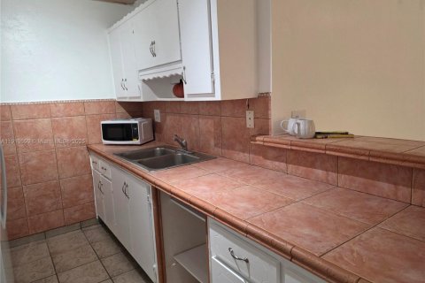 Condo in Miami, Florida, 2 bedrooms  № 1966901 - photo 17