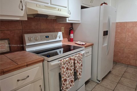 Condo in Miami, Florida, 2 bedrooms  № 1966901 - photo 16