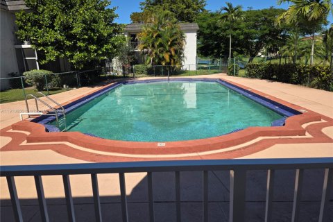 Condo in Miami, Florida, 2 bedrooms  № 1966901 - photo 11