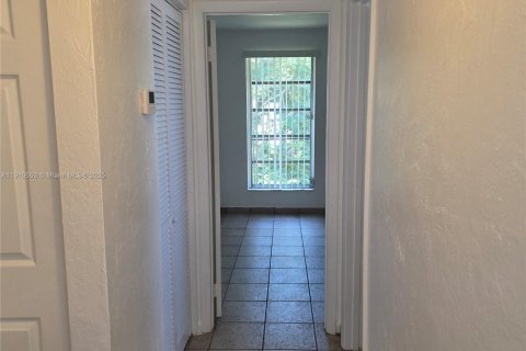 Condo in Miami, Florida, 2 bedrooms  № 1966901 - photo 27