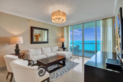 Condo in Sunny Isles Beach, Florida, 3 bedrooms № 2175820 - photo 9