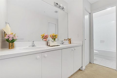 Condo in Opa-locka, Florida, 3 bedrooms  № 1842909 - photo 12