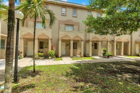 Condo in Opa-locka, Florida, 3 bedrooms  № 1842909 - photo 2