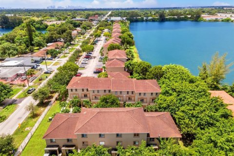 Condo in Opa-locka, Florida, 3 bedrooms  № 1842909 - photo 23