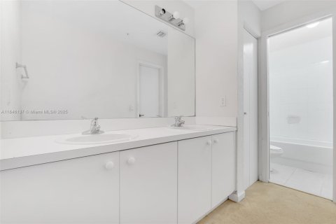 Condo in Opa-locka, Florida, 3 bedrooms  № 1842909 - photo 11