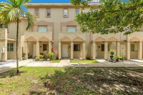 Condo in Opa-locka, Florida, 3 bedrooms  № 1842909 - photo 1