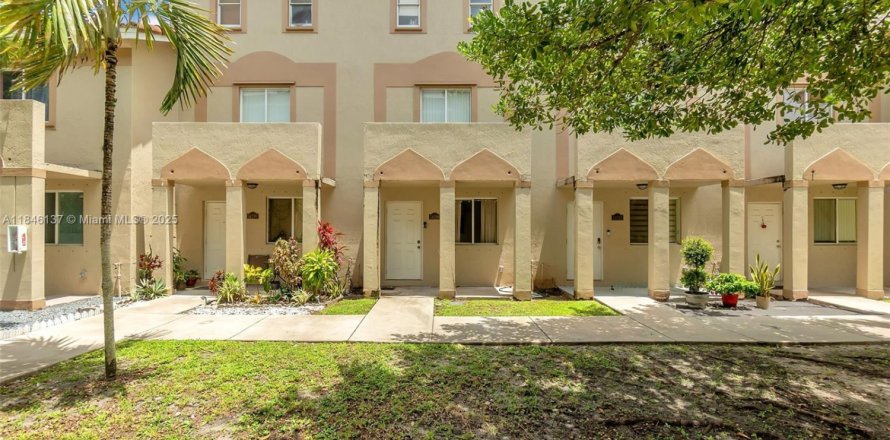 Condo in Opa-locka, Florida, 3 bedrooms  № 1842909