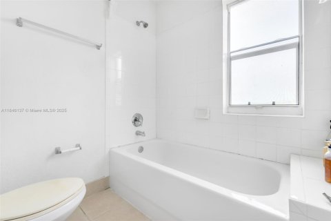 Condo in Opa-locka, Florida, 3 bedrooms  № 1842909 - photo 13
