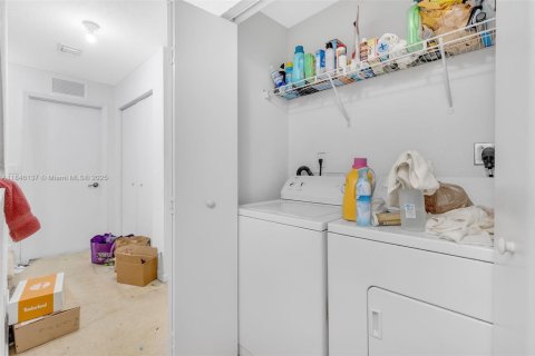 Condo in Opa-locka, Florida, 3 bedrooms  № 1842909 - photo 15