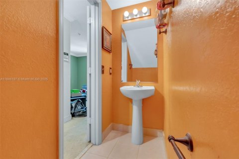 Condo in Opa-locka, Florida, 3 bedrooms  № 1842909 - photo 7