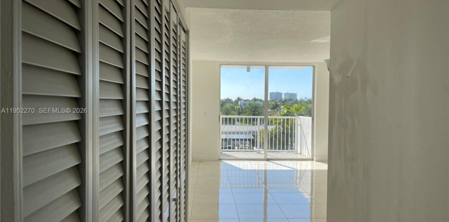 Condo à North Miami, Floride, 1 chambre № 2009773