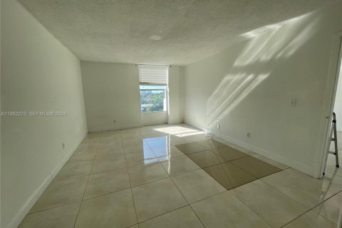 Copropriété à louer à North Miami, Floride: 1 chambre, 74.88 m2 № 2009773 - photo 2