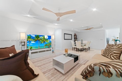 Villa ou maison à louer à North Miami Beach, Floride: 3 chambres, 224.54 m2 № 2187002 - photo 15